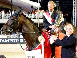 Prinz Albert von Monaco überreichte den Siegespokal an Rolf-Göran Bengtsson mit Casall (Foto#: S. Grasso, GCT)